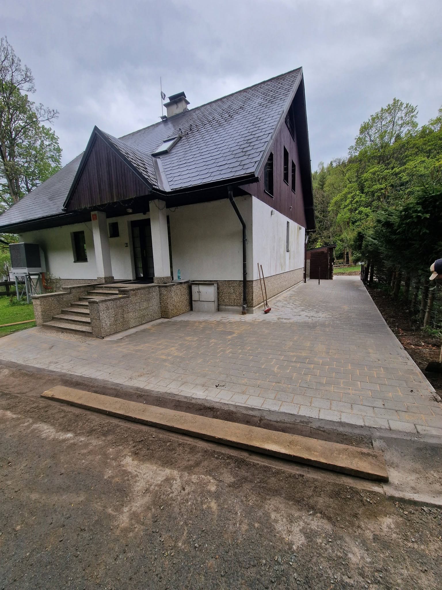 Stavba terasy a vonkajších úprav v regióne Orava